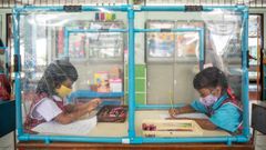 Alumnos de primaria en una escuela de Bangkok