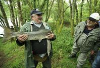 Uno de los afortunados pescadores con una de las primeras piezas capturadas esta temporada. 