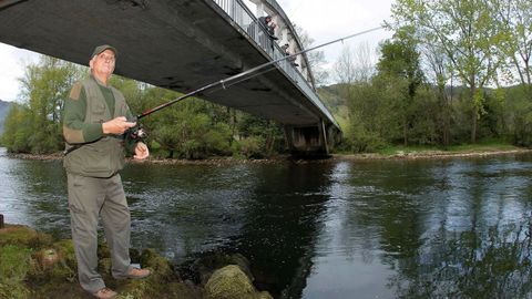 Pescadores en el r�o Narcea, en uno de los pozos autorizados.