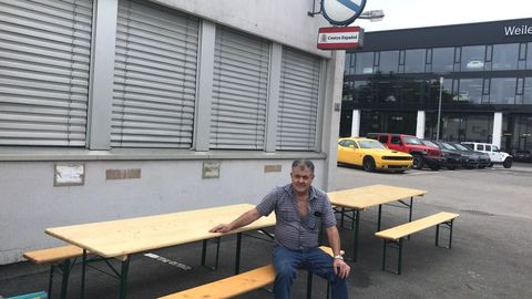 Exterior del centro espaol Santiago Apstol de Liechtenstein, en Schaan. En la imagen, el gerente del bar, natural de Muxa. El pasado fin de semana pudo reabrirlo