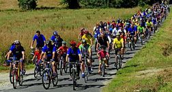 Los miembros del Club Ciclista Os Zeppelins, de Malpica, fueron los encargados de guiar y mantener unidos a los participantes en el Da da Bicicleta.