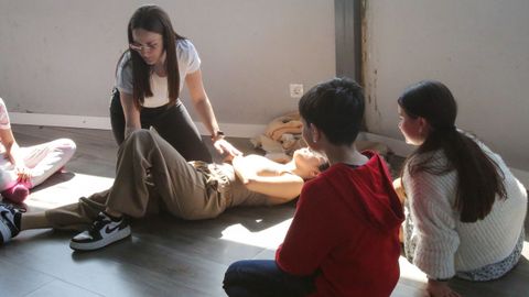 Actividad desarrollada ayer por el personal sanitario con alumnos del Xulio Camba