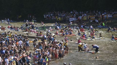 El Descenso Internacional del Sella, con su tradicional recorrido entre Arriondas y Ribadesella a lo largo de veinte kilmetros, celebra su 85 edicin este sbado