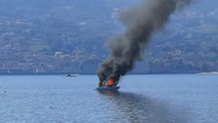 Incendio de una embarcaci�n en la r�a de Pontevedra