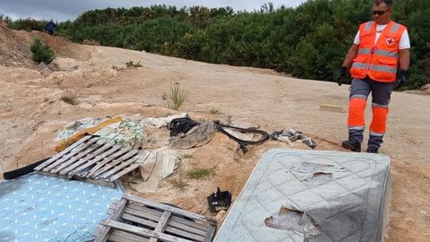 Los voluntarios recogieron todo tipo de residuos en los montes de A Mezquita y Celanova