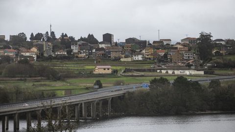 Vista de Taragoa, con el puente de la AG-11 sobre la ra de Arousa en primer plano.