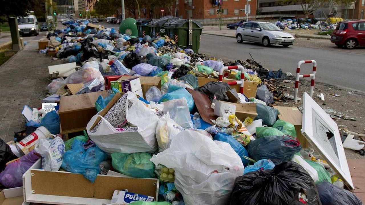Tres mil toneladas de basura se acumulan en las calles de Jerez