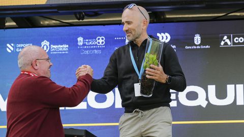 Xulio Conde, el Club Ciclista de Maceda, recogiendo el premio en reconocimiento a su labor en esta edici�n  