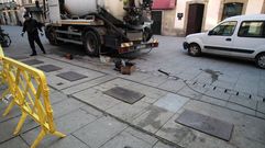 Personal de FCC trabajaba este martes por la ma�ana para mejorar la sujeci�n de las planchas met�licas que tapan las seis entradas al hueco de los contenedores