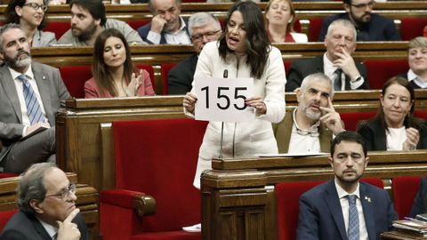 Arrimadas le ense�a a Torra un cartel con el 155
