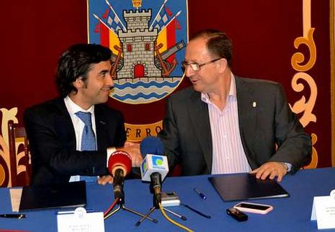 NUEVO ACERCAMIENTO. Han pasado casi cuatro a�os desde la firma del pacto del Ponte das Cabras para que Nar�n y Ferrol compartiesen servicios. Algunos quedaron en el tintero, el de las bicis ha salido adelante.