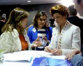 Mato, con la comisaria de Educaci�n, a la derecha.
