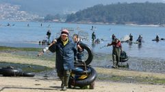 Mariscadores de a pie, en Os Praceres, en la r�a de Pontevedra