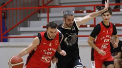 Sebas, de negro, en un partido contra el Megabyte Celtas.