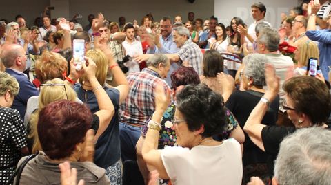 Adri�n Barb�n, en el centro de la imagen, rodeado de militantes en la Casa del Pueblo de Gij�n