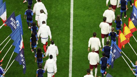 Los jugadores de Francia y Espa�a saltan al terreno de juego para jugar el partido de semifinales.