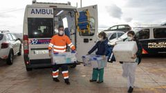 Sanitarios de Cantabria transportan cajas con vacunas
