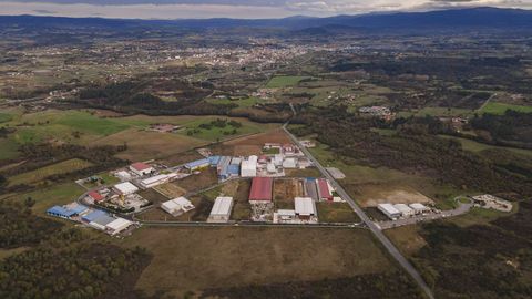 Una vista area del polgono industrial de O Reboredo, cuyos lmites oeste y sur debern marcar la linde entre Monforte y Sober, segn el decreto de la Xunta