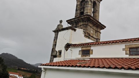 La iglesia, justo después de la borrasca Herminia, antes de que se repararan los destrozos