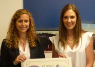 Cristina Pi�eiro (derecha) entrega la ayuda a Mar�a G�mez Reino.