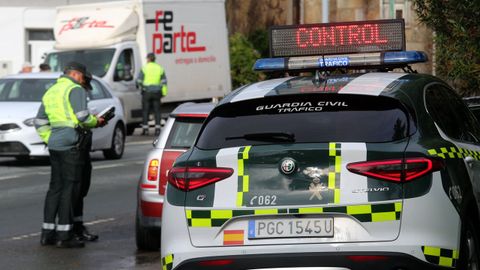Imagen de un control de la Guardia Civil de Tr�fico, que incrementar� la vigilancia este verano en todas las carreteras.