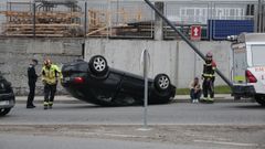 Un coche volcado este martes en el pol�gono de Sab�n.