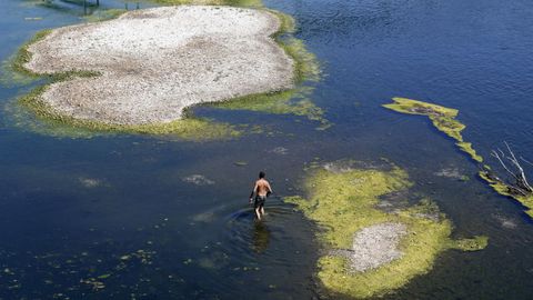 Un hombre camina por las aguas poco profundas del r�o Sava en Zagreb, en Croacia.�El pa�s ha registrado altas temperaturas y ausencia de lluvias durante los �ltimos dos meses y el nivel actual del r�o Sava es de -295.