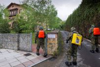 Miembros del Regimiento de Infanter�a Pr�ncipe n�mero realizan tareas de desinfecci�n de los exteriores y los accesos a la Cl�nica San Rafael de Oviedo este domingo. EFE/ Alberto Morante
