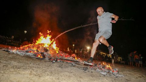En la playa de A Lombi�a pobrense vuelve a permitirse la instalaci�n de hogueras