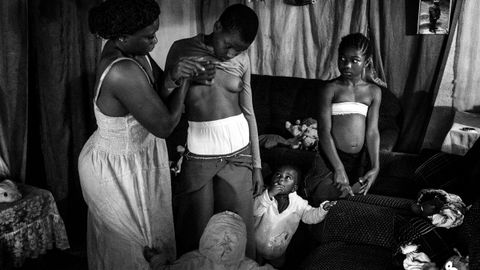 Fotograf�a cedida por la organizaci�n World Press Photo, que muestra la imagen captada por la fot�grafa Heba Khamis, ganadora del 1er premio de la categor�a �Contemporary Issues�. La foto muestra a Veronica, de 28 a�os, mientras masaje el pecho de su hija de 10 a�os Michelle, en compa��a de sus otras hijas en Bafoussam, Camer�n, el 7 de noviembre del 2016.