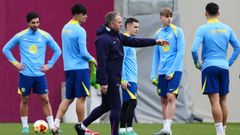 Hansi Flick, d�ndo �rdenes en el entrenamiento de este lunes del Barcelona.