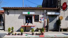 Medidas de seguridad en el caf�-tienda Laura, en Zam�ns, en la zona rural de Vigo
