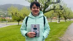 Olena Kosenko posa sonriente con su primer libroLa Zarobitchanka que no quera llorar
