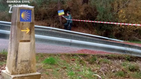 Agentes acondicionando una zona de paso de peregrinos para facilitar su acceso