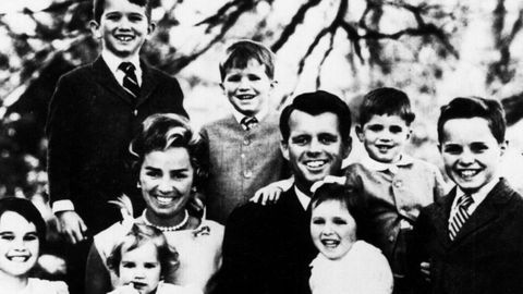 Robert Kennedy con su mujer, Ethel, y sus hijos