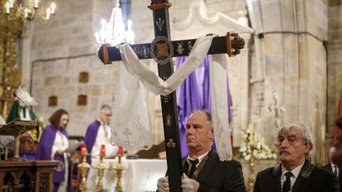 Viacrucis en el interior de la iglesia de Rianxo