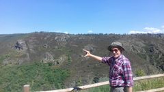 Juan Ram�n Mart�nez Catal�n frente al pliegue de Campodola, que estudi� durante muchos a�os