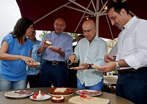 Duran particip ayer en el desayuno de verano de Uni con el italiano Enrico Letta, a su izquierda. 