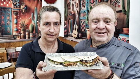 Humberto Macedo y su mujer, Maripili Belenda, posan con &laquo;El gusano&raquo;, el &uacute;nico plato hecho en Ourense que compite en el 4&ordm; Campeonato de Tacos de Espa&ntilde;a.