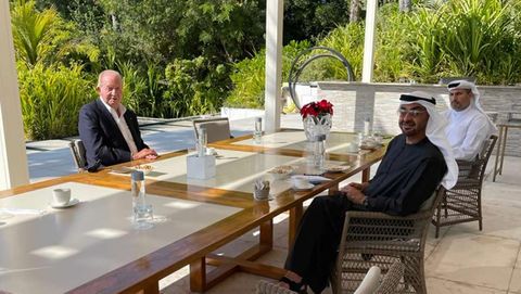 Don Juan Carlos junto al pr�ncipe heredero de Abu Dabi.
