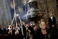 Feijoo, a la izquierda, y los reyes siguieron con atenci�n el funcionamiento del botafumeiro en la ofrenda de ayer. 