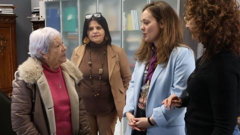 La viuda de Rafael Iglesias Cimadevilla entregó a las responsables del Museo Provincial y la diputada de Cultura la colección de armas y documentos