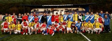 Los tres equipos participantes en el torneo posaron juntos para la foto de familia en el descanso de los encuentros.