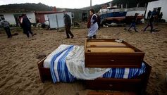 Vecinos de Santa Mari�a, en Camari�as, retiraron los enseres y mobiliario de las casetas afectadas por el temporal.