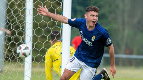 �lex Cardero celebra un gol con el Vetusta