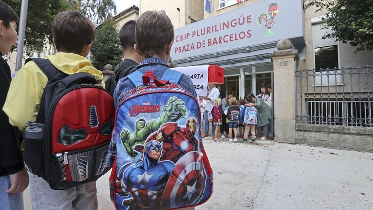 Imagen de archivo de alumnos de primaria a punto de entrar en el colegio, en este caso el Praza de Barcelos, en Pontevedra