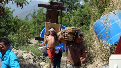 Los ciudadanos colombianos critican la falta de respuesta oficial por parte de su Gobierno, que en principio calificó el cierre de fronteras como una «medida soberana» de Venezuela y tardó varios días en reaccionar.