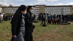 La prensa lleva desde ayer apostada a la salida del centro donde el papa est ingresado