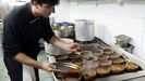 Men� del Desarme en la cocina de un restaurante de Oviedo.