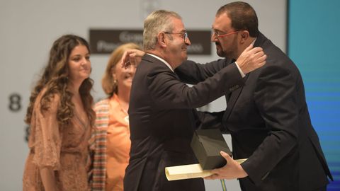 El presidente del Principado de Asturias, Adrin Barbn, entrega la Medalla de Asturias al Banco de Alimentos